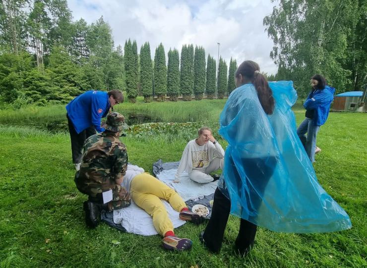 „Versmės“ gimnazijos jaunieji paramedikai – iššūkių ir atsakomybės kupinose varžybose