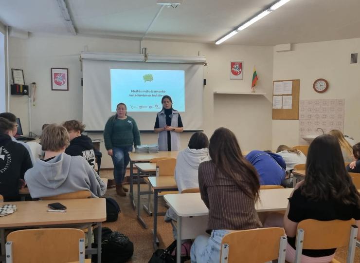 Smurtas romantiniuose santykiuose: nuo meilės iki raudonų vėliavų